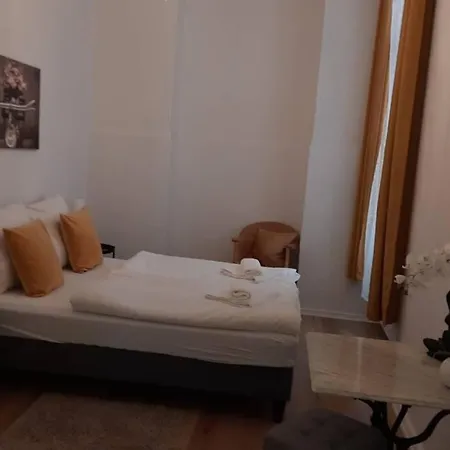 Family For 6 Guests, Mitte Moabit *