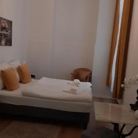 Family For 6 Guests, Mitte Moabit *