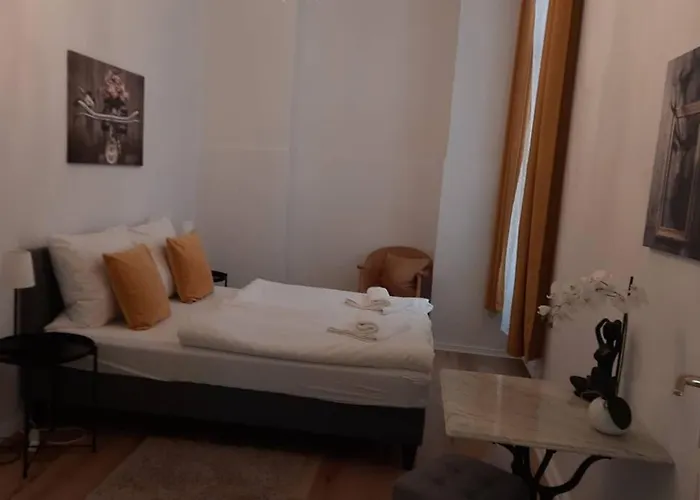 Family For 6 Guests, Mitte Moabit *