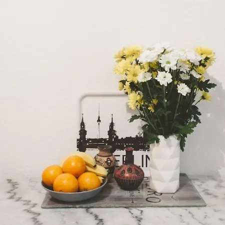 Family For 6 Guests, Mitte Moabit דירה *
